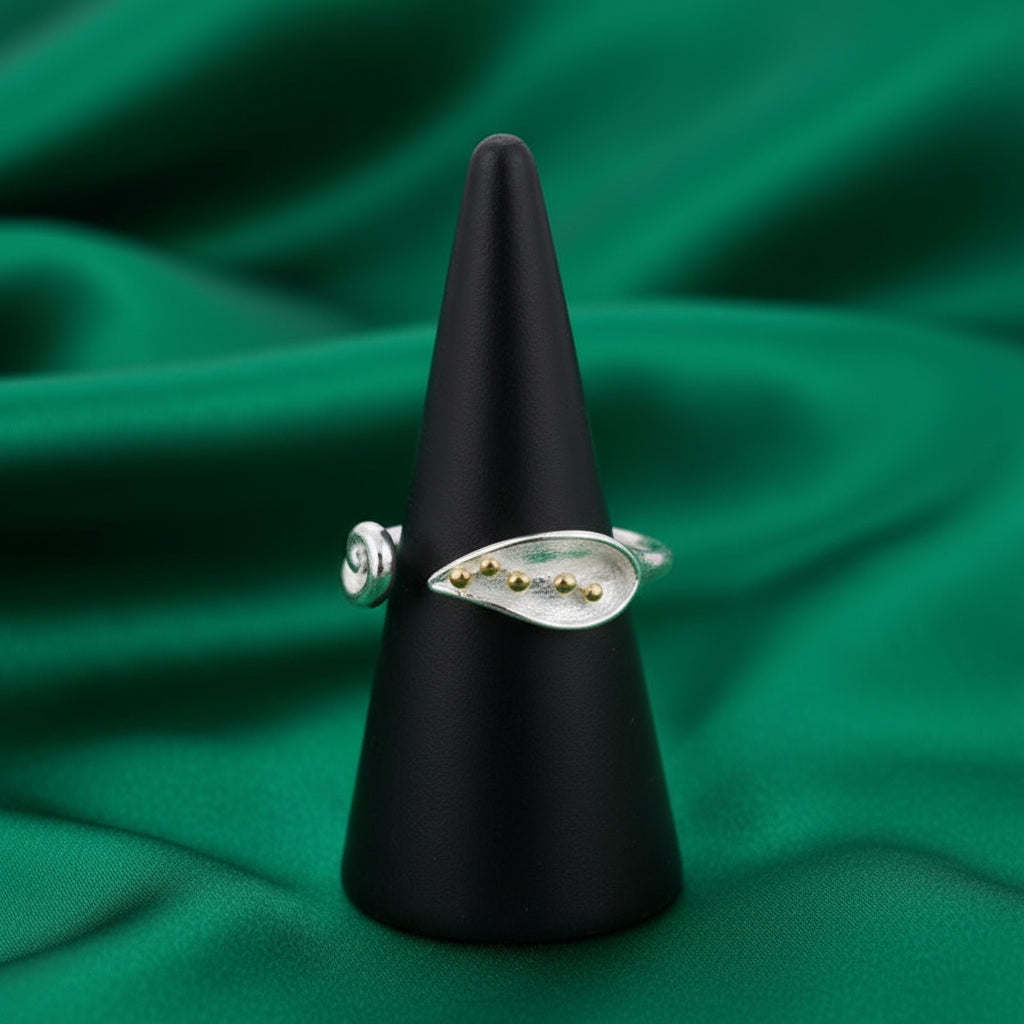 Silver Bloom Ring – Elegant Floral Adjustable Style