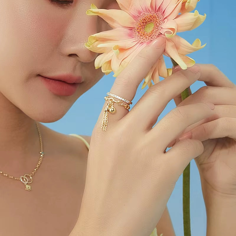 Gold Tassel Ring – Adjustable Chain with Sparkle & Edge