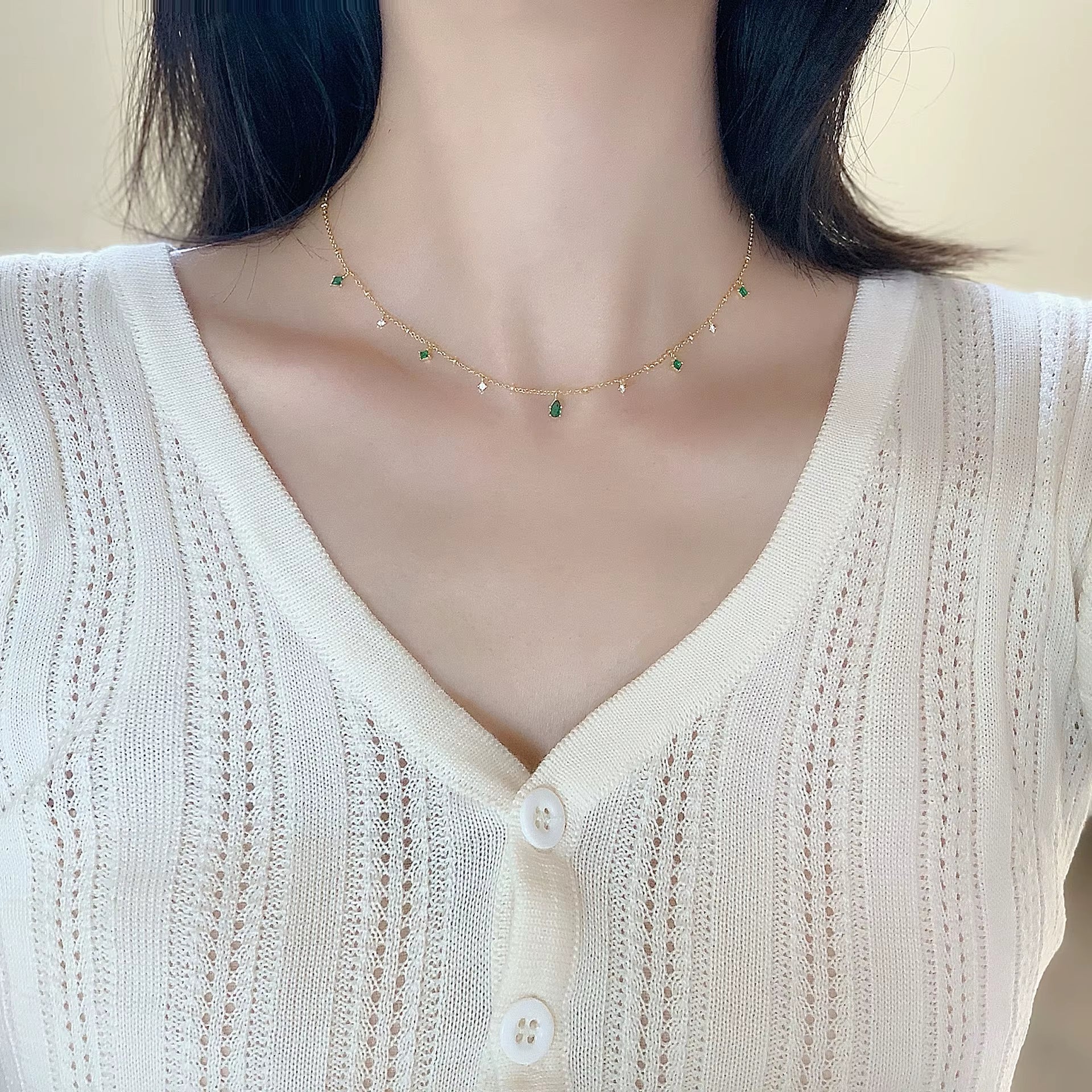 Emerald Radiance: Classic Pendant Necklace