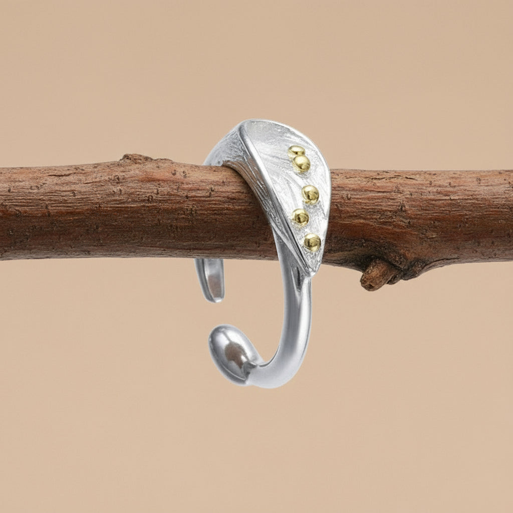 Silver Bloom Ring – Elegant Floral Adjustable Style