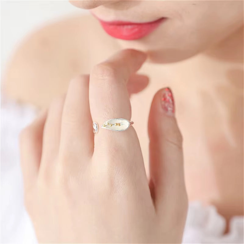 Silver Bloom Ring – Elegant Floral Adjustable Style