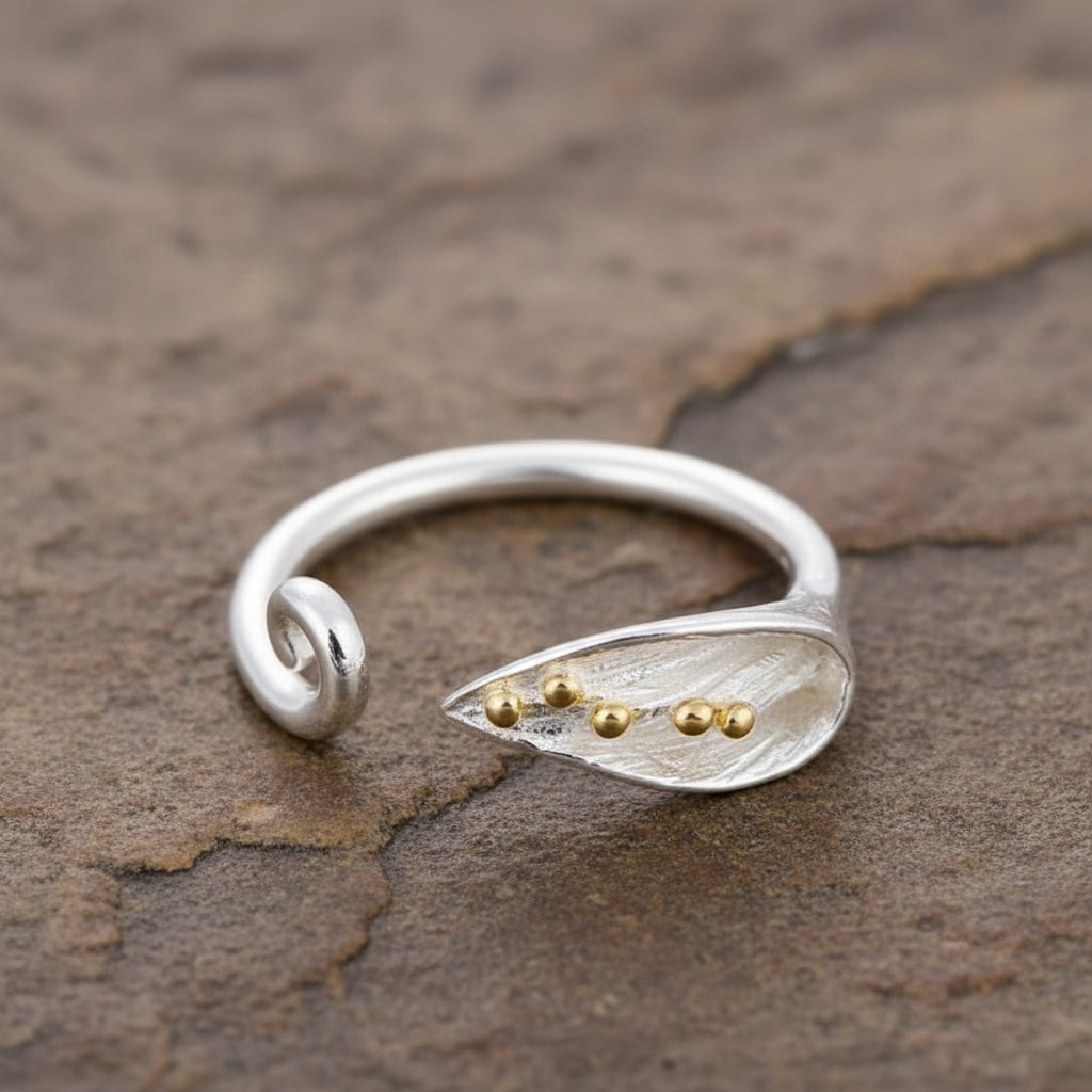 Silver Bloom Ring – Elegant Floral Adjustable Style
