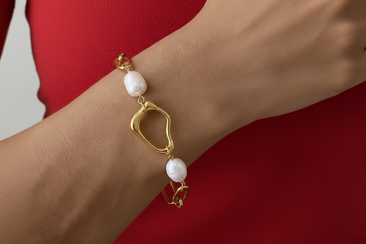 Elegant Freshwater Pearl on 18K Gold Paperclip Chain Bracelet