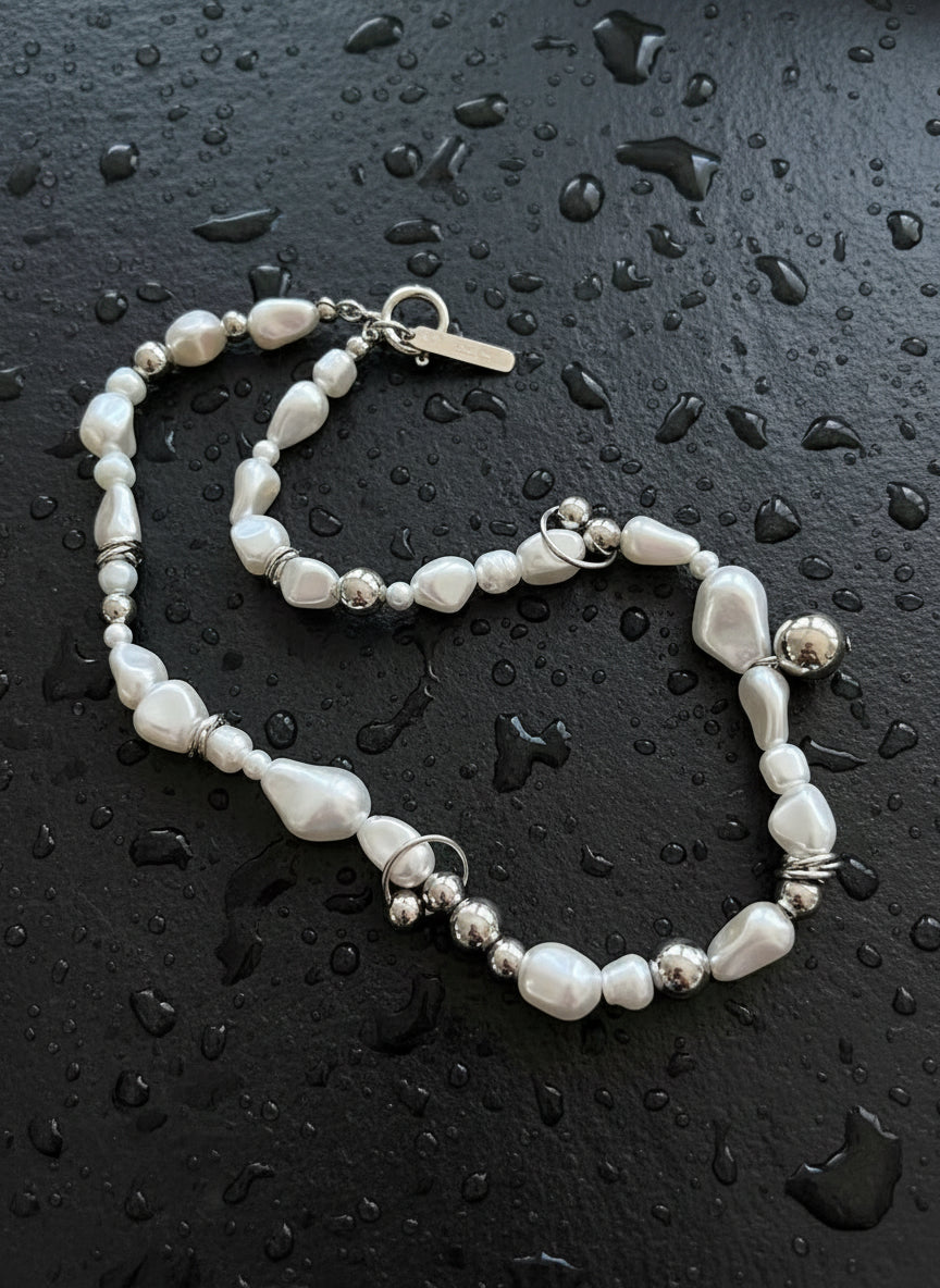 Lustrous Grace with Pearl Glow – Imitation Pearl Necklace